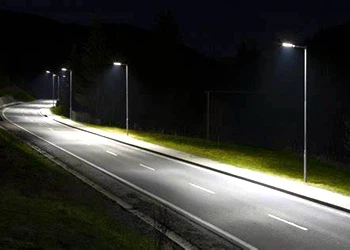 Pa mor bell oddi wrth ei gilydd ddylai goleuadau stryd fod?